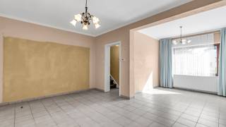 Deze te renoveren woning bevindt zich aan de Albert Forgeurstraat 1 in Genk (Zwartberg).<br /><br />Bent u op zoek naar een starterswoning die u volledig naar eigen smaak kunt renoveren?<br />Dan is dit de ideale kans!<br /><br />Deze woning maakt deel uit van de rijke mijnwerkersgeschiedenis van Zwartberg en ademt karakter en authenticiteit.<br />Bovendien geniet u van een gunstige ligging, met de Hoevenzavellaan, Vennestraat en Stalenstraat op korte afstand.<br />Supermarkten, winkels en diverse gezellige horecazaken bevinden zich vlakbij, waardoor u alle dagelijkse voorzieningen binnen handbereik heeft.<br /><br />Kortom. Een interessante opportuniteit voor wie op zoek is naar een woning met potentieel op een centrale locatie.<br /><br />De videoreportage kan u bekijken via volgende link: https://player.vimeo.com/video/1205396787<br />Indeling<br /><br />Kelder : 16,11 m²
<ul>
<li>Gedeeltelijk onderkelderd.</li>
</ul>
Gelijkvloers: 68,32 m²
<ul>
<li>Inkomhal</li>
<li>Charmante woon- en eetkamer </li>
<li>Ingerichte keuken </li>
<li>Berging</li>
<li>Toilet</li>
<li>Badkamer</li>
<li>Veranda</li>
</ul>
Verdiep: 42,62 m²
<ul>
<li>Nachthal</li>
<li>Slaapkamer 1</li>
<li>Slaapkamer 2</li>
<li>Slaapkamer 3</li>
<li>Berging</li>
</ul>
Tuin:
<ul>
<li>Tuinhuis</li>
<li>Groene tuin met tal van mogelijkheden</li>
</ul>
Documenten<br />Het EPC-verslag, de elektrische keuring, het asbestattest, het bodemattest en de grondplannen kan u eenvoudig downloaden in bijlage.<br /><br />Interesse in een bezichtiging?<br />Bel ons via 089 391 555 of mail naar info@frerevastgoed.be.<br /><br />* Opmetingen van de binnenmaten zijn indicatief en kunnen licht afwijken.<br />