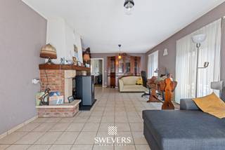 Voor meer info en foto’s, surf naar www.swevers.be – Op zoek naar een open bebouwing met een praktische indeling en uitbreidingsmogelijkheden? Dan is deze woning aan de Zangstraat 2 in Wellen zeker een bezoek waard. Deze gelijkvloerse woning uit 1979 biedt 144 m² bewoonbare oppervlakte op een perceel van 585 m². De lichtrijke leefruimte van 31 m² sluit aan op een ruime keuken van 16 m², die alle mogelijkheden biedt om een moderne leefkeuken te creëren. Verder zijn er drie volwaardige slaapkamers, een badkamer en een praktische berging.<br />Een grote troef is de volledige onderkeldering van 94 m. Ook de inpandige garage van 28 m² bevindt zich hier. Daarnaast beschikt de woning over een geïsoleerde zolder met uitbreidingspotentieel voor extra woonruimte.<br />De tuin met noordoostelijke oriëntatie biedt voldoende ruimte om een terras of gezinsvriendelijke tuin aan te leggen. Zonnepanelen, rolluiken en de geïsoleerde zolder zorgen bovendien voor extra comfort.<br />Ook de ligging is aantrekkelijk. Het centrum van Wellen ligt op minder dan 2 km, scholen op 1,5 km en ontspanningsmogelijkheden op ongeveer 1 km. Openbaar vervoer bevindt zich op slechts 150 meter en de snelwegen zijn vlot bereikbaar op ongeveer 12 km. Een woning met een solide basis, veel bergruimte en tal van mogelijkheden voor wie comfortabel gelijkvloers wil wonen. Voor meer informatie, bel 011 255 155. Bron bewoonbare oppervlakte: EPC – verslag.