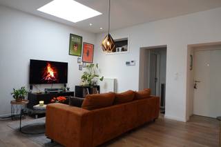 Wonen op een toplocatie in Antwerpen-Zuid, met alle voorzieningen vlakbij?<br /><br />Dit instapklare gelijkvloerse appartement combineert comfort, een praktische indeling en een gezellige buitenruimte.<br />Het appartement werd gerenoveerd in 2018 en geniet van een aangename lichtinval. De leefruimte sluit aan op een gezellig terras van ongeveer 8 m².<br />Verder beschikt het appartement over twee volwaardige slaapkamers, een badkamer, een apart toilet en een privatieve kelderberging.<br />Ook de ligging is een grote troef. Je woont vlak bij het bruisende Zuid, met winkels, een bakker, scholen, cafés, restaurants en parken in de buurt.<br />Dankzij station Antwerpen-Zuid en verschillende tramverbindingen verplaats je je bovendien vlot in en rond de stad.<br />De buurt is bovendien volop in ontwikkeling.<br />Met de komst van het toekomstige Pomppark en de verdere vernieuwing van de omgeving kies je voor een buurt die vandaag al aangenaam is en de komende jaren alleen maar verder zal evolueren.<br /><br />Benieuwd of dit appartement iets voor jou is?<br />Maak dan een afspraak voor één van de kijkdagen op:<br /><br />- Zaterdag & zondag 19/09 en 20/09<br />- Zaterdag & zondag 26/09 en 27/09<br /><br />Dit kan je doen via<br />- mail: verkoop_lange.elzenstraat@outlook.be<br />- Telefoon: +32 476 36 36 78:
