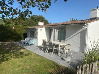 <p>In het vakantiepark Sunparks te Oostduinkerke, vinden we deze gerenoveerde en bemeubelde vakantiewoning met zuid gerichte tuin te koop.</p>
<p>De woning bestaat uit een gezellige leefruimte, volledig uitgeruste keuken met eetplaats, 2 slaapkamers, vernieuwde badkamer (ligbad met douchemogelijkheid, lavabomeubel en toilet), bergruimte met aansluiting voor de wasmachine en droogkast en de zonnige tuin biedt de nodige privacy en maakt van deze vakantiewoning een ideale tweede verblijf aan zee!</p>
<p>TROEVEN</p>
<ul>
<li>Instapklaar</li>
<li>Op 1 km van zee en eveneens nabij Nieuwpoort-Bad</li>
<li>Zonnige tuin met tuinberging</li>
<li>Het vakantiedomein Sunparks beschikt over een subtropisch zwembad, sportfaciliteiten, vijver, supermarkt, restaurant e.d.</li>
<li>Grote parking</li>
</ul>
<p>Deze vakantiewoning is te koop ZONDER makelaar via het concept van Smart Houses! Verdere inlichtingen of bezoek? Contacteer rechtstreeks de eigenaar (Bij voorkeur na 17u) via +32474288939</p>