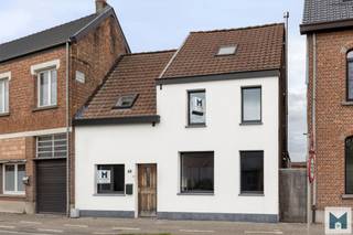 Deze moderne en volledig gerenoveerde (2025) woning combineert ruimte, comfort en een hedendaagse afwerking.Dit pand geniet van een centrale en...