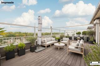 <p><span>Uniek appartement met royaal dakterras en panoramisch uitzicht</span></p><p><span>Op de 8ste en 9de verdieping van </span><span>Residentie De Schinde</span><span> te Schoonbroek in Ekeren, geniet je van een uitzonderlijke woonbeleving. Dit instapklaar appartement combineert ruimte, licht en comfort met een adembenemend uitzicht over het groen én de skyline.</span></p><p><span> </span></p><p><span>Indeling 8e verdieping</span><span><br />Bij het betreden van het appartement kom je in een stijlvolle inkomhal met ingebouwde kasten. De lichtrijke leefruimte met grote raampartijen geeft een prachtig zicht op het omliggende groen en loopt naadloos over in de gezellige zithoek en eetruimte. De volledig uitgeruste keuken is voorzien van alle moderne toestellen. Daarnaast is er toegang tot een </span><span>eerste terras</span><span> vanuit de keuken en woonkamer, waar je in alle rust kan genieten.<br />Verder beschikt deze verdieping over </span><span>twee ruime slaapkamers</span><span>, een </span><span>badkamer met inloopdouche en dubbele lavabo</span><span>, een apart gastentoilet en een handige berging. </span></p><p><span> </span></p><p><span>Indeling 9e verdieping</span><span><br />Via de interne trap bereik je de bovenverdieping, waar een extra bijkeuken en/of wasruimte voorzien is. Hier krijg je toegang tot het absolute pronkstuk van het appartement: een </span><span>dakterras van maar liefst 32 m²</span><span>, uitgerust met </span><span>windschermen</span><span> en een </span><span>tuinberging</span><span>. Dit terras biedt een panoramisch uitzicht waar je elke dag opnieuw kan genieten van prachtige zonsopgangen én zonsondergangen. </span></p><p><span> </span></p><p><span>Verder beschikt dit appartement over een privatieve kelderberging. </span></p><p><span> </span></p><p><span>Troeven</span></p><ul><li><span>Prachtig panoramisch zicht</span></li><li><span>Overal rolluiken voor extra comfort</span></li><li><span>Volledig instapklaar</span></li><li><span>Gelegen in een perfect onderhouden gebouw</span></li><li><span>Grote raampartijen met veel lichtinval</span></li><li><span>Terras op de 8e verdieping én royaal dakterras met windschermen en berging op de 9e verdieping</span></li><li><span>EPC-label C</span></li><li><span>Elektrische keuring </span><span>conform</span></li></ul><p><span>Dit appartement biedt een zeldzame combinatie van </span><span>exclusief wooncomfort, ruimte en een unieke ligging</span><span>. Een buitenkans voor wie op zoek is naar een stijlvol en karaktervol thuis met een uitzicht dat nooit verveelt.</span></p><p><span>Interesse? Kom zelf de troeven van dit uniek appartement ontdekken en plan vandaag nog jou bezoek in!</span></p>