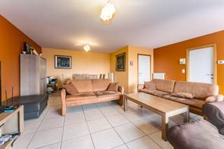 Op zoek naar een ruim appartement met een uitstekende ligging én een garage? Dit appartement op de derde verdieping combineert royale leefruimtes met een praktische indeling en beschikt bovendien over twee terrassen. Dankzij de centrale ligging in het centrum van Roeselare is dit appartement zowel interessant voor eigen bewoning als als investeringseigendom.<br /><br /><strong>Ligging:</strong> Het appartement geniet van een zeer centrale ligging in het hart van Roeselare. Winkels, gezellige horecazaken, openbaar vervoer en andere voorzieningen bevinden zich op korte wandelafstand. U geniet hier van alle voordelen van comfortabel stadsleven, met alles binnen handbereik.<br /><br /><strong>Indeling van het appartement:</strong><br />U komt het appartement binnen via de inkomhal die toegang biedt tot de ruime woonkamer. Aansluitend bevindt zich de ingerichte keuken met bijhorende berging. Vanuit de woonkamer heeft u toegang tot het voorliggende terras.<br />Verder beschikt het appartement over een badkamer voorzien van een bad, aparte douche en lavabomeubel, een afzonderlijk toilet en een aparte wasplaats die eveneens dienst kan doen als praktische opbergruimte. Er zijn twee slaapkamers, waarvan één slaapkamer toegang biedt tot het achterliggende terras.<br />Bij het appartement hoort tevens een garagebox in de kelderverdieping van het gebouw.<br />Het appartement is momenteel verhuurd aan een solvabele huurder, waardoor het pand vanaf de aankoop onmiddellijk verhuurrendement biedt.<br /><br /><strong>Technische eigenschappen:</strong>
<ul>
<li>Centrale verwarming op aardgas.</li>
<li>Dubbele beglazing.</li>
<li>Zonnepanelen met thuisbatterij voor de gemeenschappelijke delen.</li>
<li>Lift aanwezig.</li>
</ul>
<strong>Extra troeven:</strong>
<ul>
<li>Zeer centrale ligging in het centrum van Roeselare.</li>
<li>Ruim appartement met twee terrassen. </li>
<li>Inclusief garagebox in het gebouw aanwezig. </li>
<li>Reeds verhuurd aan een solvabele huurder.</li>
<li>Interessant als investeringseigendom dankzij het onmiddellijk verhuurrendement.</li>
</ul>
<strong>Interesse?</strong> Neem contact op met ons kantoor voor meer informatie of plan een vrijblijvend bezoek aan het appartement. Ontdek zelf de ruimte, de centrale ligging en de investeringsmogelijkheden die dit appartement te bieden heeft.