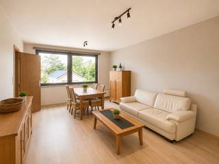 omvattende een inkomhal, living, ingerichte keuken en badkamer, apart toilet, 2 slaapkamers, berging, garage en terras<br /><br />HP = 620 €/maand<br />voorschot HL = 40 €/maand