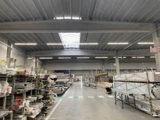 Superbe bâtiment industriel (2020) à l’emplacement unique avec espaces de stockage, bureaux et vaste zone de stockage extérieure à Tubeke.Situé de...