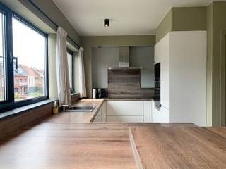 <strong>Ruime bel-étagewoning met stadstuin, terras en garage in Turnhout. EPC: 175 kWh/m²/jaar • Beschikbaar: Onmiddellijk.<br /><br />Ligging: </strong>Deze verzorgde bel-étagewoning bevindt zich in de Zangbergstraat, een rustige en aangename woonomgeving op wandelafstand van winkels, scholen, openbaar vervoer en het centrum van Turnhout. Dankzij de vlotte verbindingen richting ring en E34 woon je hier centraal én comfortabel.<br /><br /><strong>Indeling: +0: </strong>Inkomhal, garage, wasplaats, tuin • <strong>+1: </strong>toilet, leefruimte, terras, keuken, berging • <strong>+2: </strong>2 slaapkamers, badkamer, berging • <strong>+3: </strong>zolder<br /><br /><strong><strong>Beschrijving: </strong></strong>Op het gelijkvloers kom je binnen via de inkomhal met toegang tot de garage, waar bovendien een laadpaal voor elektrische wagens is voorzien. Achteraan bevindt zich een handige wasplaats en toegang tot de onderhoudsvriendelijke stadstuin, ideaal om in alle rust te genieten.<br />Op de eerste verdieping bevindt zich de gezellige leefruimte met veel lichtinval en een open keuken. Deze leefruimte sluit mooi aan op het ruime terras, uitgerust met een zonneluifel, waardoor je hier het hele jaar door aangenaam kan vertoeven. Een aparte berging en een gastentoilet maken deze verdieping compleet.<br />De tweede verdieping biedt twee comfortabele slaapkamers, waarvan één voorzien is van airconditioning. De badkamer beschikt over een bad, toilet en wasmeubel, en ook hier is extra bergruimte aanwezig. De bovenste verdieping herbergt een ruime zolder, ideaal als opslagruimte.<br />Dankzij de gasverwarming, vliegramen en de praktische indeling is deze woning niet alleen comfortabel, maar ook bijzonder functioneel. Een ideale woonst voor wie ruimte, comfort en een goede ligging weet te waarderen.<br /><strong><br /></strong><strong>Bijzonderheden:<br /></strong>• Beschikbaar: <br />• Vliegenramen in leefruimte en keuken<br />• Zonneluifel aan terras op verdieping<br />• Leuke, onderhoudsvriendelijke stadstuin met 2 terrassen.