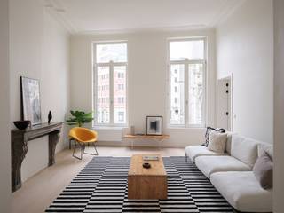 Luxueus appartement met groot volume en terras op toplocatie aan de Sint-Michielskerk<br /><br /><strong>Unieke reconversie van voormalig koetshuis</strong> naar een <strong>standingvolle residentie </strong>met slecht <strong>5 entiteiten</strong>. De entiteiten zijn <strong>hoogwaardig afgewerkt en kwalitatief gerenoveerd</strong> met <strong>extra aandacht voor esthetiek en isolatie</strong> met <strong>lage EPC scores </strong>als gevolg.<br /><br />Dit project spreekt aan door zijn <strong>beperkt aantal entiteiten</strong>, zijn ware <strong>topligging</strong> en<strong> aantrekkelijke kostenstructuur</strong>. Door het beperkte aantal woonentiteiten beschikt de residentie over <strong>een zeer privatief karakter, een waar rustpunt in het centrum van de stad. </strong>Bijkomende troef is de <strong>aankoop onder registratierechten</strong>.<br /><br />Het <strong>luxe appartement</strong> verdeelt zich over<strong> de volledige eerste verdieping </strong>en beschikt over enkele<strong> unieke elementen.</strong> De <strong>indrukwekkende plafondhoogtes</strong>, de <strong>authentieke sierlijsten</strong> en <strong>het imposant volume</strong> spreken tot de verbeelding.<br /><br />Het appartement beschikt over <strong>een bruikbare vloeroppervlakte van maar liefst 165m2 exclusief terras</strong>. het appartement geeft plaats aan<strong> 3 slaapkamers</strong>, <strong>2 badkamers</strong> en beschikt over een <strong>exclusief uitzicht op de Sint-Michielskerk</strong><br /><br /><strong>Samengevat, een buitengewoon aanbod door zijn volume, ligging en afwerking!</strong><br />(aparte tellers en meters, fietsenberging aanwezig, inclusief ruime privatieve berging, aandeel kosten en basisakte ten laste van de koper)