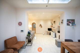 Ideale starterswoning met stadstuintje en vier slaapkamers.<br /><br />Bent u op zoek naar een betaalbare, instapklare woning met potentieel? Deze charmante woning biedt alle basisvoorzieningen en is onmiddellijk bewoonbaar. Ondanks de renovatieverplichting op basis van het EPC, is dit de enige structurele investering die nog vereist is – een ideale kans voor starters of investeerders.<br /><br />Bij binnenkomst via de inkomhal heeft u directe toegang tot de inpandige garage. De gezellige woonkamer vloeit over in een functionele keuken, met aansluitend een badkamer en een afzonderlijk toilet. Achteraan bevindt zich een veranda, die uitgeeft op een onderhoudsvriendelijk stadstuintje.<br />De <strong>eerste verdieping </strong>telt <strong>twee slaapkamers</strong>, waarbij de tweede kamer toegang biedt tot nog eens <strong>twee extra slaapkamers</strong>. Bovenin bevindt zich een zolder die nog geïsoleerd dient te worden.<br /><br />Deze woning vormt een uitstekende startersopportuniteit voor wie betaalbaar wil wonen met toekomstgericht potentieel.<br /><br /><strong><span>Pluspunten</span></strong><br />- Garage<br />- Centrale ligging<br />- Conforme elektriciteit<br /> 