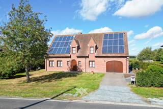 Deze vrijstaande woning, gebouwd in 1993 en gerenoveerd door de jaren heen, is gelegen in het landelijke en charmante Lievegem. De woning geniet van een bijzonder rustige ligging, en combineert deze met de nabijheid van het centrum. Het perceel van 1165 m² biedt prachtig zicht op agrarisch gebied, en volop ruimte om in alle rust en privacy te ontspannen.<br /><br />Via de inkomhal met gastentoilet betreedt men de lichtrijke leefruimte, die dankzij de hoge plafonds en grote raampartijen een bijzonder ruimtelijk karakter uitstraalt. De leefruimte is onderverdeeld in een gezellige zithoek en eetplaats. Verder is op het gelijkvloers een bureauruimte aanwezig. Een praktische wasplaats voorziet in een extra douche en toilet. De eerste verdieping omvat een uitzonderlijk ruime overloop die toegang biedt tot vier volwaardige slaapkamers, een strijkkamer en een badkamer. De volledig afgewerkte zolderverdieping biedt extra ruimte voor hobby, opslag of bijkomende slaapkamers.<br /><br />De tuin biedt meerdere zonneterrassen en beschikt ook over een ruime tuinberging met bijhorende overkapping die voorziet in een zithoek.<br /><br />Als kers op de taart beschikt de woning over maar liefst 35 zonnepanelen en een nieuw ventilatiesysteem.<br /><br />EPC: C / EK: conform / CV : convectoren / asbestveilig<br /><br />Benieuwd naar deze vrijstaande woning met prachtig uitzicht te Zomergem? Een afspraak kan via bart@landbergh.be of 09 278 78 79.