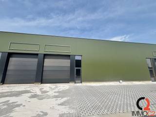 <p><strong>Gunstig gelegen nieuwbouw KMO-unit te huur op bedrijvenpark ‘Nijverheid 29 te Beringen.</strong><br /><br />Deze bedrijfshal (unit C005) heeft een Bruto-oppervlakte van 216 m² en is voorzien van een gepolierde betonvloer, elektrische sectionaal poort met aparte inkomdeur, geïsoleerde sandwichpanelen, een lichtstraat en heeft een vrije hoogte van 6m.<br /><br />Er is een alarminstallatie aanwezig. Aan de voorzijde van de KMO-unit zijn drie parkeerplaatsen voorzien.<br /><br />De unit is voorzien van elektriciteit (230V) én krachtstroom (380V), er is verlichting, waterkraantje en een toilet aanwezig.</p>
<p>De unit kan dienst doen als opslagplaats, atelier, productieruimte, showroom,…<br /><br />Nijverheid 29 bevindt zich in de Nijverheidsstraat 29, Beringen, naast het kanaal en op slechts 5 minuten van de oprit Paal-Beringen E313.</p>
<p>Deze locatie combineert bereikbaarheid met een groene omgeving en is ideaal voor zowel start-ups als gevestigde bedrijven die op zoek zijn naar uitbreiding.</p>
<p>Hier vind je de perfecte ruimte om jouw zakelijke ambities waar te maken.</p>
<p><br />De huurprijs bedraagt 1.500 euro/maand (excl. BTW)</p>
<p>100 euro vaste kost (provisie) en onroerende voorheffing zijn ten laste van de huurder.<br /><br />P-score: D<br />G-score: C</p>