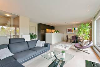 Op een bijzonder gegeerde locatie aan de Visserij in Gent bevindt zich dit stijlvolle en lichtrijke duplex-appartement op de derde en vierde verdieping. De combinatie van royale leefruimtes, een uitzonderlijk terras van 14 m2, drie volwaardige slaapkamers en een hoogwaardige afwerking maakt dit tot een bijzonder aangename woonplek.<br />De inkomhal met praktische vestiairekast geeft toegang tot de ruime leefverdieping. De royale living en eetplaats genieten dankzij de grote raampartijen van bijzonder veel natuurlijk licht en sluiten rechtstreeks aan op het terras, dat een echte verlenging vormt van de leefruimte.<br />De keuken is volledig uitgerust met kwalitatieve Smeg-toestellen. Aansluitend bevindt zich een afzonderlijke wasplaats/berging, die voor de nodige extra opbergruimte zorgt.<br />Op deze verdieping bevindt zich tevens een eerste ruime slaapkamer met aansluitend een comfortabele badkamer, voorzien van ligbad, afzonderlijke douche en dubbele lavabo.<br />Via de binnentrap bereikt u de bovenverdieping. Naast de tweede slaapkamer treft men hier ook de master-bedroom aan. Deze beschikt over ingemaakte kasten en een dressing. De douchekamer vervolledigt het verdiep.<br />Bij het appartement horen bovendien een autostaanplaats in de ondergrondse garage en een private berging.<br />Met een EPC-score A (95 kWh/m²) combineert het appartement bovendien een hoog wooncomfort met een uitstekende energieprestatie.<br />Een kwalitatief en ruim duplex-appartement voor wie comfortabel en stijlvol wil wonen op een uitstekende locatie in Gent, vlak bij het centrum en met de Visserij als bijzonder aangename woonomgeving.<br />Beschikbaar vanaf 1 november 2026. De algemene onkosten bedragen 150 €/maand.