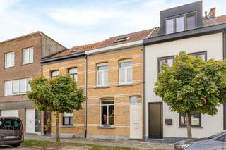 Op een rustige locatie (zone 30 km/u) net buiten het centrum van Kontich, vinden we u deze volledig instapklare woning. Dankzij de praktische en centrale ligging bevindt u zich op wandel- en fietsafstand van het centrum, scholen, winkels en openbaar vervoer. Bovendien geniet u van een uitstekende verbinding naar Antwerpen en Brussel via de E19 en A12.<br /><br />De woning beschikt over vier volwaardige slaapkamers, ideaal voor gezinnen of voor wie extra ruimte zoekt voor een bureau of hobbykamer. Belangrijk detail: er is geen renovatieplicht, waardoor u zorgeloos kunt intrekken.<br /><br />INDELING<br />Gelijkvloers: inkomhal, lichtrijke woonkamer, keuken, badkamer en terras<br />Eerste verdieping: nachthal en twee slaapkamers<br />Tweede verdieping: nachthal en twee slaapkamers<br /><br />TROEVEN<br />✔ Asbestveilig<br />✔ Volledig instapklaar<br />✔ Geen renovatieplicht<br />✔ Terras met privacy<br />✔ Voorzien van rolluiken<br /><br />Deze woning is te koop voor €395.000.<br />Benieuwd? Plan snel een bezoek via 0492 83 88 19 of jarno@groepvanhaute.be.