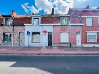 <p>Op zoek naar een betaalbare starterswoning of interessante investering? Deze charmante woning aan de rand van Wervik biedt tal van mogelijkheden. Met wat renovatie en modernisering maak je hier een gezellige thuis op maat.</p>

<p><strong>Indeling</strong></p>

<ul><li>
	<p>Gelijkvloers: inkomhal, lichtrijke leefruimte met open keuken, apart toilet en badkamer. Via de veranda heb je toegang tot de diepe tuin, ideaal voor ontspanning en gezelligheid.</p>
	</li><li>
	<p>1ste verdieping: 2 slaapkamers.</p>
	</li><li>
	<p>2de verdieping/zolder: ingericht als extra slaapkamer.</p>
	</li></ul>

<p><strong>Troeven</strong></p>

<ul><li>
	<p>Gezellige tuin met veranda</p>
	</li><li>
	<p>3 slaapkamers mogelijk</p>
	</li><li>
	<p>Betaalbare woning met potentieel</p>
	</li><li>
	<p>Rustige ligging net buiten het centrum</p>
	</li></ul>

<p>Kortom, een ideale kans voor wie zelf de handen uit de mouwen wil steken of een interessante huurwoning zoekt!</p>