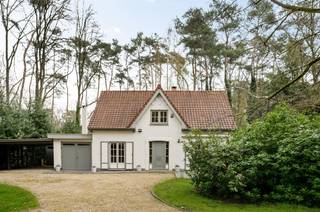 <p><span>Perfect instapklare, volledig vernieuwde woning op een uitstekende locatie nabij het golf- en meerdomein in Keerbergen. Deze charmante en praktisch ingedeelde woning combineert comfort, ruimte en een groene omgeving, ideaal voor wie rustig wil wonen met alle voorzieningen binnen handbereik.</span></p><p><span> </span></p><p><span>Bij het betreden van de woning komt u in de inkomhal die toegang biedt tot de lichtrijke leefruimte met eetkamer en een volledig geïnstalleerde keuken. Verder beschikt het gelijkvloers over een volwaardige slaapkamer, een moderne badkamer, een apart toilet en een inpandige garage. Dankzij deze indeling is het perfect mogelijk om alle leefruimtes op het gelijkvloers te organiseren, wat de woning ook toekomstgericht maakt.</span></p><p><span> </span></p><p><span>Op de eerste verdieping bevindt zich een ruime nachthal die toegang geeft tot twee royale slaapkamers, ideaal voor een gezin of als combinatie van slaap- en hobbyruimtes.</span></p><p><span> </span></p><p><span>Buiten geniet u van een prachtig aangelegde, zonnige tuin omgeven door groen, gelegen op een volledig omheind perceel van 1000 m². Extra troeven zijn de dubbele carport en het ruime tuinhuis, die zorgen voor voldoende parkeergelegenheid en opbergruimte.</span></p><p><span> </span></p><p><span>De ligging is bijzonder gunstig, met een vlotte bereikbaarheid naar het centrum van Keerbergen en Tremelo, evenals nabij scholen en openbaar vervoer. Een ideale woning voor wie op zoek is naar comfort, rust en een strategische ligging.</span></p>