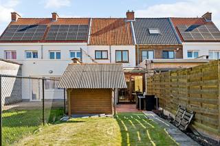 <strong>EERSTE KIJKDAG VRIJDAG 08/05 - Graag een bezoek? Aarzel niet ons te contacteren via stephanie@immodelestre.be.</strong> Op zoek naar een <strong>gezellige, instapklare woning</strong> op een toplocatie? Deze charmante woning bevindt zich op <strong>onderhoudsvriendelijk een perceel van 149 m²,</strong> in het centrum van Ninove, op wandelafstand van het stadspark, winkels, scholen en openbaar vervoer. Bij het betreden van de woning komt u in de inkomhal, die toegang geeft tot de lichtrijke leefruimte met een gezellige zit- en eetplaats en veranda. Aansluitend vindt u de functionele keuken en de badkamer. Achteraan de woning bevindt zich een aangename stadstuin met tuinhuis, ideaal om in alle rust te genieten. <strong>Op de eerste verdieping </strong>zijn er<strong> 2</strong> <strong>volwaardige slaapkamers en een bureel of dressing.</strong> Via een nog te installeren vaste trap bereikt u de zolder (momenteel uitvaltrap), die extra mogelijkheden biedt (berging, hobbyruimte of uitbreiding naar 3e en eventueel 4e slaapkamer). <strong>EPC LABEL D. </strong>Deze woning is perfect voor starters, jonge gezinnen of investeerders die op zoek zijn naar een goed gelegen en direct bewoonbare eigendom. Interesse? Neem snel contact op voor een bezoek via stephanie@immodelestre.be 