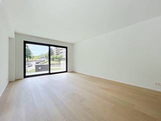 Tel.: 0456 12 69 37 / E-mail: kilian.f@weinvest.be<br /><br />We Invest biedt u exclusief dit prachtige appartement met twee slaapkamers van 106 m² aan, gelegen op een steenworp van Woluwe Shopping en alle andere voorzieningen (openbaar vervoer, winkels, ziekenhuis, enz.).<br /><br />Gelegen op het gelijkvloers van een nieuw gebouw met lift, is het als volgt ingedeeld: een inkomhal, een woon- en eetkamer met een volledig uitgeruste open keuken, een zuidgericht terras, twee aparte toiletten, een wasruimte en twee slaapkamers (± 16 en 11 m²), elk met een eigen badkamer. Het appartement beschikt eveneens over een kelder in hetzelfde gebouw en een optionele parkeerplaats met een elektrische laadpaal voor een meerprijs van € 100/maand.<br /><br />Technische informatie: ventilatiesysteem type D, domotica voor alle verlichtingspunten, veiligheidsdeur en op maat gemaakte stores, die de komende dagen worden geplaatst.<br /><br />Lasten: € 125 (voorschot voor het onderhoud van de gemeenschappelijke delen).<br /><br />EPB: A<br /><br />Beschikbaar vanaf 1 september! Huurovereenkomst van één jaar (hernieuwbaar).<br /><br />Snel te bezichtigen! Ontdek al onze exclusieve panden op www.weinvest.be!