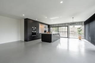 Stijlvolle, volledig gerenoveerde villa met 3 slaapkamers, 2 badkamers en volledige onderkeldering op 797 m²Deze prachtige moderne villa werd in 2021...