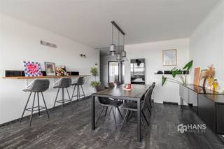 <p><span>Wonen op de Plantin en Moretuslei betekent genieten van het beste van twee werelden: de lokale handelszaken van Borgerhout aan de ene kant, en de gezellige horeca en charme van Zurenborg aan de andere. Dankzij de centrale ligging bereik je vlot het stadscentrum, de snelweg en verschillende verbindingswegen. Ook het Centraal Station, Berchem-Station en tal van openbare vervoersmogelijkheden bevinden zich vlakbij. </span></p><p><span> </span></p><p><span>Het appartement bevindt zich op de dertiende verdieping van een verzorgd gebouw met veertien verdiepingen, waarvan het dak geïsoleerd werd. </span><span>De vaste kosten bedragen ca. €280/maand en omvatten onder andere water en verwarming op stookolie. </span><span>Het appartement is netjes onderhouden en behaalt een gunstige EPC-score B, waardoor je hier zonder zorgen je intrek kan nemen.</span></p><p><span> </span></p><p><span>Je komt binnen in de open inkomhal met praktische vestiairekast. Vooraan bevindt zich de lichtrijke woonkamer van 33 m² met aansluitend de aparte keuken van 8 m², voorzien van alle modern comfort. Via een schuifdeur heb je toegang tot het zuidgerichte terras van 10 m², waar je geniet van een uniek panoramisch zicht over de stad en omgeving. Centraal in het appartement bevindt zich de badkamer (6 m²), uitgerust met een hoekbad/douche en dubbele lavabo. Het toilet is apart. De twee volwaardige slaapkamers van 12 m² en 17 m² liggen aan de rustige achterzijde van het gebouw. </span></p><p><span> </span></p><p><span>Ben je op zoek naar een instapklaar appartement met een adembenemend uitzicht? Mis deze kans niet! Bruikbare vloeropp. 95 m² – ref.: bruto vloeropp. EPC-certificaat. Voor meer info of een gratis schatting surf naar </span><span><span>www.hansimmo.be</span></span></p><p><span> </span></p>