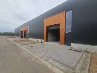 <p>Welkom in KMO-park Langveld, een modern bedrijvenpark dat plaats biedt aan 26 nieuwbouw KMO-units met oppervlaktes van 305 m² tot 3.160 m², samenvoegbaar tot grotere entiteiten. De site is gunstig gelegen tussen de E19 en E313, waardoor bedrijven genieten van een uitstekende commerciële ligging en bereikbaarheid in het hart van Vlaanderen.</p>
<p>Deze specifieke KMO-unit van 900m² wordt casco opgeleverd, wat ondernemers de vrijheid biedt om de inrichting volledig af te stemmen op hun activiteiten. Of het nu gaat om opslag, productie of atelier.</p>
<p>Kenmerken:</p>
<ul>
<li>Casco-oplevering: volledige vrijheid in afwerking en inrichting</li>
<li>Alle nutsvoorzieningen binnengetrokken: (elektriciteit, water, data)</li>
<li>Stabiele staalstructuur met betonplint: gebouwd met hoogwaardige materialen</li>
<li>Sectionaalpoort en lichtstraat: natuurlijke lichtinval en vlotte toegang</li>
<li>Dak met draagkracht voor zonnepanelen: voorbereid op duurzame energie</li>
</ul>
<p>Met zijn moderne uitstraling, duurzame materialen en energie-efficiënte voorzieningen biedt KMO-park Langveld de ideale thuisbasis voor ambitieuze KMO’s. Of je nu een atelier, magazijn of productiehal zoekt: hier investeer je in een toekomstgerichte bedrijfsruimte op een strategische locatie.</p>
<p></p>
<p>FINANCIEEL</p>
<p>Verkoopprijs: €1.260.000 (excl. Kosten en BTW)<br />Beschikbaarheid: onmiddellijk bij oplevering</p>