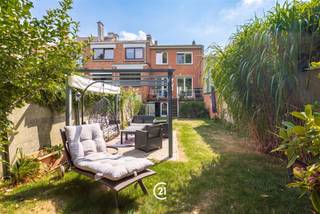 Ruime gezinswoning met 4 slaapkamers, garage en prachtige tuin. Ontdek deze ruime en lichtrijke gezinswoning in een aangename woonomgeving in Jette. Met haar mooie leefruimtes, 4 slaapkamers, garage, verschillende kelders en diepe tuin biedt deze woning heel wat ruimte en mogelijkheden voor het hele gezin.De gezellige living geniet van een mooie natuurlijke lichtinval dankzij de grote raampartijen. De open haard zorgt voor extra sfeer en karakter. Aansluitend bevindt zich de ruime, ingerichte keuken met veel kastruimte, een praktisch werkblad en een gezellige eethoek.De woning beschikt over 4 slaapkamers, ideaal voor een gezin of voor wie extra ruimte wenst voor een bureau, hobbykamer of logeerkamer.Buiten vormt de diepe, groene tuin een absolute troef. Met het terras, verschillende gezellige plekjes en de aanwezige serre is er volop ruimte om te ontspannen, te tuinieren of samen te genieten van mooie dagen.Verder beschikt de woning over een garage en verschillende kelders, waardoor er aan praktische bergruimte geen gebrek is. De woning is voorzien van verwarming op gas.Perceelsoppervlakte: 2 a 51 ca (251 m²).Dicht bij alles, op 130m van de tram en 400m van de metro, op 350m van een ziekenhuis, gerenommeerde Franstalige, Nederlandstalige en Europese scholen en tal van sportieve activiteiten en parken liggen allemaal binnen een straal van 1,5 km rond het huis, wat het dagelijks leven vergemakkelijkt. Een ruime en charmante gezinswoning met veel potentieel, een mooie tuin en tal van praktische troeven, gelegen in Jette. Zeker een bezoek waard!