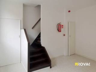 Het pand is goed gelegen aan de voorstad. Op de voorzijde van het gebouw bevinden er zich 3 appartementen. Een per verdiep met telkens 2...