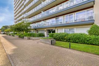 Ontdek dit lichtrijke appartement op de dertiende verdieping van ca. 61m², gelegen aan het Leiebos 23 te Merksem. Dit immo aanbod is volledig instapklaar en vormt de ideale thuis voor wie op zoek is naar modern comfort en een adembenemend, weids uitzicht. Dankzij de strategische ligging in de gemeente geniet je van een uitstekende bereikbaarheid met scholen, winkels en het openbaar vervoer in de directe omgeving. Een instapklaar appartement kopen op deze centrale locatie is dan ook een slimme en toekomstgerichte keuze.Indeling appartement:- Inkomhal: centrale toegang met ruimte voor een vestiairekast- Leefruimte: sfeervolle, ruime en lichtrijke woonkamer op parketvloer- Keuken: moderne, volledig geïnstalleerde keuken- Slaapkamer: volwaardige slaapkamer met aangename lichtinval- Badkamer: eigentijds ingericht met een handige douchecabine met massagesproeiers- Apart toilet: verzorgd gastentoilet- Terras: heerlijk, west-georiënteerd terras van 8m² met weids uitzicht- Kelderberging: handige private opslagruimte ondergronds- Ondergrondse staanplaats: comfortabele, private parkeerplaats onder het gebouwBijzonderheden:- Centrale locatie in Merksem nabij belangrijke invalswegen- Comfortabel, lichtrijk en volledig instapklaar pand- Prijs inclusief private kelderberging en een ondergrondse staanplaats- Perfect als investering of voor wie kwalitatief vastgoed zoekt in MerksemGeïnteresseerd in dit vastgoed te koop in Merksem? Contacteer snel Dewaele Merksem voor info!Bestuursmaatregelen in het maatregelenregister: nee