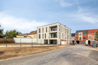 Knap nieuwbouwappartement te huur in het centrum van Denderleeuw nabij winkels en alle mogelijke faciliteiten. Treinstation op fietsafstand..<br />Het appartement werd net opgeleverd en zoekt nu een eerste bewoner.<br />Indeling: open leefruimte met keuken, terras, berging, nachthall, badkamer en 2 slaapkamers.<br />Parkeerplaats (overdekt), fietsenberging en gemeenschappelijke tuin.<br />Energiezuinig appartement met vloerverwarming (warmtepomp) en ventilatiesysteem.<br /><br />Huurprijs 950 € + 50 € lasten per maand.<br />Bezoeken? Mail naar info@localsvastgoed.be