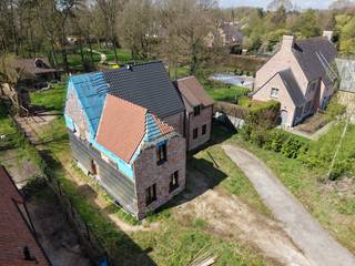 Op een boogscheut van het centrum van Sint-Job-in-'t-Goor vinden we deze nog af te werken ruime villa terug met een ideale zuid-west oriëntatie. <br /><br />De woning is een houtskeletbouw en moet nog afgewerkt worden. We betreden de woning via de ruime inkomhal met apart toilet en een doorgang naar het kantoor/garage. Aan de andere kant vinden we de zeer ruime leefruimte terug met open keuken en een aparte bureauruimte. <br /><br />Op de eerste verdieping  zijn er 3 royale slaapkamers en een badkamer terug te vinden. Verder is er nog een ruime berging/waskot waar een vaste trap naar de ruime zolder gezet kan worden. De zolder dient nog volledig voorzien te worden. <br /><br />Achteraan het perceel is er een vergund bijgebouw/ poolhouse dewelke enkel nog lichte afwerking nodig heeft. De poolhouse is voorzien van 2 kamers op de eerste verdieping, een badkamer en een leefruimte met open keuken. <br /><br />De bouwaanvraag werd voorzien met een zwembad, het perceel is volledig omheind en voorzien van verlichting. Stedenbouwkundige informatie in aanvraag. <br /><br />Meer informatie op www.vigorealestate.be of bel +32 473 29 16 21 voor een afspraak. 