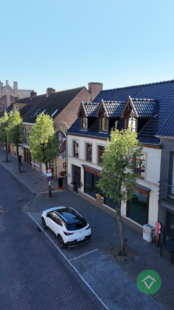 Deze instapklare handelswoning is gelegen in het centrum op een commerciële topligging op de markt van Koekelare - foto 4