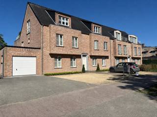 <p><strong>Instapklaar en goed gelegen appartement in het centrum van Kasterlee.</strong><br /><br />Het appartement (2005) maakt deel uit van een stijlvol kleinschalig project en ligt op de eerste verdieping.<br />De ligging is uitstekend! Op wandel-en fietsafstand van het centrum en de winkels. Ook is er een vlotte verbinding met Turnhout en de E34.<br /><br />Er is een ruime living met een grote schuifraam die toegang verleent tot het terras. De keuken omvat vele kasten en toestellen. Bij de keuken is er een berging/wasplaats.<br /><br />Verder zijn er 2 slaapkamers, een badkamer met ligbad en een apart gastentoilet.<br /><br />Er zijn twee parkeerplaatsen is in de prijs inbegrepen.<br /><br />Bijzonderheden:<br />- Beschikbaarheid: 1/10/2026<br />- Twee autostaanplaatsen <br />- EPC: C-label</p>