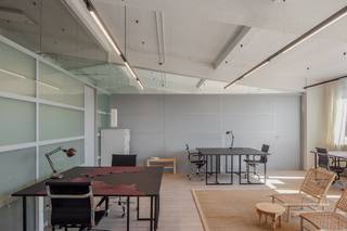 Bel espace de coworking près du centre de Gand et des nombreuses voies d'accès où la créativité et l'esprit d'entreprise sont encouragés ! <br />L'espace de 65 m² est élégamment meublé et décoré d'œuvres d'art réalisées par des artistes gantois.<br /><br />Le bureau prêt à l'emploi est un espace ouvert et lumineux avec 10 postes de travail. D'autres surfaces sont également possibles. Les installations comprennent une salle de réunion, une salle d'événements, une cuisine et des installations sanitaires. L'espace moderne est situé dans un immeuble de bureaux de haute qualité avec une belle apparence et un jardin de ville agréable. Un grand parking se trouve à proximité de l'immeuble. Facilement accessible par les transports publics. Disponible immédiatement ! Le prix est TOUT COMPRIS (internet, chauffage, eau, ...). Établissez votre entreprise à cet emplacement unique et de premier ordre !<br /><br />Contactez PANORAMA B2B pour de plus amples informations ou pour une visite sans engagement au 0477 44 39 30.