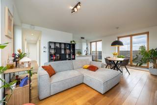 Recent <strong>dakappartement</strong> (ca. 103m2) met niet minder dan <strong>3 ruime terrassen (ca. 50m2 samen)</strong>. Het gebouw is opgetrokken rond een prachtige groene binnentuin. Aan de straatzijde heeft u momenteel zicht op het Houtdok en het Havenhuis.<br />Naar de Delhaize gaat u gewoon te voet en via het mooie Schengenplein. <br />Indeling:<strong> </strong>Inkomhal; vestiaire; aparte wc; 2 slaapkamers met inbouwkast; badkamer met ligbad en ophangdouche; woonkamer op parket; open keuken. Vanuit iedere ruimte in het appartement kan u op één van de 3 prachtige terrassen op bankirai, allen met verbluffend uitzicht!<br /><br /><strong>Bijzonderheden:<br />- </strong>Momenteel verhuurd.<br />-Private kelderberging en gemeenschappelijke fietsenberging.<br />-Alg kosten: ca. € 240,-/mnd (incl provisie verwarming)<br />-Verlichting voorzien.<br />-Zonnescreens.<br />-Lift.<br />