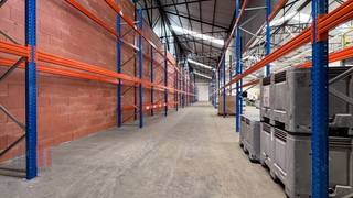 Kantoorruimte met totale oppervlakte van 1.509 m² en een opslagruimte van 1.000 m², gelegen in een aangename, groene omgeving op een...