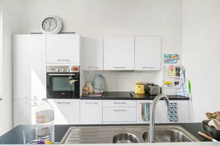 <p>Verhuurd nieuwbouwappartement met 2 slaapkamers!<br /><br />Op de derde verdieping van een recente residentie bevindt zich dit lichtrijke appartement met terras. Dankzij de huidige verhuur geniet u meteen van een vaste huuropbrengst, waardoor dit pand een interessante opportuniteit vormt voor investeerders.<br /><br />INDELING: ruime inkomhal, apart toilet, aangename leefruimte met open en volledig ingerichte keuken voorzien van kookplaat, dampkap, oven, koelkast met vriesvak, vaatwasser, spoelbak en kastruimte, berging/wasplaats, badkamer met ligbad en lavabo met meubel, 2 slaapkamers waarvan één ruime master bedroom en een terras.<br /><br />Daarnaast beschikt de residentie over een lift, een gemeenschappelijke fietsenberging en een gemeenschappelijk vuilnislokaal.<br /><br />Het appartement heeft een bewoonbare oppervlakte van 80 m² en behaalt een gunstige EPC-score van 105 kWh/m²/jaar (label B). Centrale verwarming op aardgas en superisolerende beglazing zorgen voor extra wooncomfort.<br /><br />Momenteel verhuurd aan € 697,25/maand, exclusief € 60 gemeenschappelijke kosten.<br /><br />Voor wie is dit pand ideaal?<br />♦ Voor investeerders die op zoek zijn naar een appartement met onmiddellijk rendement.<br />♦ Voor starters die op termijn een energiezuinig en instapklaar appartement wensen.<br />♦ Voor wie wil investeren in een recente residentie met lift en moderne voorzieningen.<br /><br />Bezoek na afspraak met Immo Beguin, jouw vastgoedexpert sinds 2009.<br />✉️ info@immobeguin.be</p>