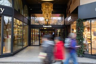Derrière la façade élégante d’un ancien immeuble de bureaux repensé par le célèbre bureau Jaspers Eyers, se dévoile un lieu où la modernité...