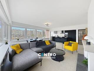 SMAAKVOL gerenoveerd GEMEUBELD hoekappartement met 3 slpks én 3 ZONNETERRASSEN met een FANTASTISCH UITZICHT over de JACHTHAVEN van Blankenberge!<br /><br /><strong>INDELING:<br /><u><em>Tweede verdieping:</em></u></strong><br />Ruime inkomhal met vestiaire - LICHTRIJKE living - volledig ingerichte NIEUWE open keuken met werkblad in composiet (O.a. met inductiefornuis, afzuigkap, heteluchtoven, microgolfoven, koelkast, diepvries, dubbele spoelbak én vaatwasmachine) - berging/wasplaats - afzonderlijk gastentoilet (met lavabo) - NIEUWE badkamer (O.a. met dubbel lavabomeubel en inloopdouche) - masterbedroom (met inbouwkasten) en zonneterras - slaapkamer 2 - slaapkamer 3 - terras 2 met uitzicht over 'de Paravang' - terras 3 met FANTASTISCH uitzicht over de JACHTHAVEN!<br /><br /><u><strong>Opmerkingen:</strong></u><br /><strong>- ENERGIEZUINIG appartement: Epc = 166 kWh/m2 (B)!<br />- De elektriciteit werd volledig GOEDgekeurd!</strong><br />- Gemeenschappelijke fietsenberging.<br />- NIEUWE cv-installatie op aardgas.<br />- Parlofonie aanwezig.<br />- UITERST ruim appartement.<br />- Vrij bij akte.<br /><br />Zeer interessant voor eigen gebruik, alsook als INVESTERING (Vakantieverhuur)! TOPLIGGING! Uiterst ruim en LICHTRIJK appartement met een FANTASTISCH UITZICHT over de Jachthaven! Aarzel zeker niet om ons te contacteren voor verdere info en/of een bezoek ter plaatse: 050/70.01.02 - info@centro.be