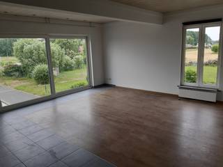 Appartement van meer dan 110 m² met een weids zicht op de achteraan gelegen akkers.<br />De lichtrijke leefruimte met open keuken zorgt voor aangenaam wonen.<br />Aangrenzend beschikken we over 3 kamers, badkamer (met inloopdouche en meubel), gastentoilet en wasplaats.<br />Eveneens inbegrepen : <br />- 2 parkeerplaatsen; <br />- het gras rond de vijver wordt door de eigenaar onderhouden. <br /><br />Uitstekende prijs-kwaliteit-verhouding !<br /><br />[EPC is een E-label (408), maar de eigenaar plaatste in mei '26 een warmtepomp, alsook werd het dak bijkomend geïsoleerd.]