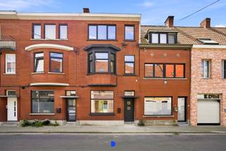 Karaktervolle & instapklare burgerwoning met mooie stadstuin in het centrum van Roeselare. De woning onderging een smaakvolle renovatie met behoud van een aantal authentieke elementen terwijl het wooncomfort werd aangepast aan de huidige normen.<br /><br />Te bezichtigen op de <strong>bezoekdag</strong> van <strong>zaterdag 22 augustus 2026</strong>.<br /><br /><strong>Indeling:</strong><br />Inkomhal met trap.<br />Ruime woonkamer, eethoek, volledig ingerichte keuken en toilet.<br />Kelder met technieken.<br /><br />Op het 1ste verdiep: <br />- ruime badkamer met inloopdouche, ligbad en lavabomeubel<br />- master bedroom<br /><br />Op de 2de verdieping:<br />- ruime slaapkamer<br />- slaapkamer met mezzanine<br /><br />Gezellige & private stadstuin met terras & gazon.<br /><br /><strong>Details:</strong><br />- cv op aardgas<br />- pvc schrijnwerk met dubbele beglazing<br />- bekabeling voor het aansluiten van zonnepanelen voorzien<br />- conform gekeurde elektriciteit<br />- postinterventiedossier in opmaak (beschikbaar bij akte)<br /><br /><strong>Bezoekdag:</strong><br />De woning wordt te koop aangeboden aan de richtprijs van 335.000 € op de bezoekdag van zaterdag 22 augustus 2026. Een afspraak maken is verplicht. Kandidaat-kopers kunnen op eenvoudig verzoek het verkoopdossier ontvangen ter voorbereiding van het bezoek. Na afloop van de bezoekdag kan men een bod uitbrengen via het document 'aankoopbod' en dit tot en met woensdag 26 augustus 2026 om 20u waarna de verkoper al dan niet het hoogste bod kan aanvaarden<br /><br /><strong>Contact:</strong><br />Voor meer informatie of een bezoek, contacteer Stijn op 0491 61 42 19 of info@stijndebusschere.be.