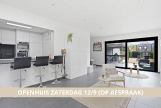 <p>Droomt u van een verrassend ruime gezinswoning met een grote tuin op een van de meest gezochte locaties rond Brugge? Deze karaktervolle gesloten bebouwing in Sint-Michiels combineert royaal volume, hedendaags comfort en een absolute topligging. Met maar liefst 5 volwaardige slaapkamers, een inpandige multi-functionele ruimte/garage en een riante leefruimte biedt deze eigendom ongekende mogelijkheden voor grote gezinnen, thuiswerkers of wie op zoek is naar ruimte. Dankzij het gunstige EPC-label B (166 kWh/m²·jaar), de 15,7 m² zonnepanelen, conforme keuring elektriciteit en het asbestveilige attest stapt u hier bovendien zorgeloos binnen in een energiezuinige en toekomstbestendige woning.  Het perceel van 336 m² verrast met een prachtige, diepe tuin (noordwest-georiënteerd), waar u na een werkdag optimaal geniet van de heerlijke namiddag- en avondzon. Achteraan bevindt zich nog een handig tuinhuis.  De locatie is een schot in de roos: met een uitstekende Mobiscore van 9,1/10 heeft u scholen, winkels, openbaar vervoer en het station van Brugge binnen handbereik, gecombineerd met een vlotte verbinding naar de belangrijkste uitvalswegen. Laat u betoveren door de ruimte en het potentieel van deze woning. Interesse?</p>