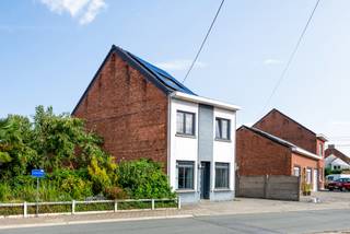 Op zoek naar een ruime gezinswoning met volop leefruimte? Deze charmante woning, gelegen in het hart van Weerde, biedt maar liefst vier<strong> </strong>slaapkamers, twee badkamers en een gezellige tuin met overdekt terras. Dankzij de praktische indeling en de gunstige ligging is dit een ideale thuis voor gezinnen.<br /><br />Op het gelijkvloers bevindt zich een aangename leefruimte met toegang tot een praktische bergruimte. Aansluitend vinden we de ruime keuken en eetplaats van maar liefst 35 m. Achteraan bevindt zich de wasplaats, met aansluitend een apart toilet.<br /><br />De eerste verdieping beschikt over drie ruime slaapkamers.<strong> </strong>Daarnaast is er een ruime badkamer , uitgerust met een dubbele douche, dubbele lavabo en toilet.<br /><br />Op de zolderverdieping bevindt zich een vierde, ruime slaapkamer en een tweede badkamer, voorzien van een ligbad, lavabo en toilet.<br /><br />Buiten geniet je van een gezellige tuin met overdekt terras, een fijne plek om te ontspannen of gezellig te tafelen met familie en vrienden.<br /><br />De woning is bovendien uitstekend gelegen. Openbaar vervoer, winkels, scholen en de E19 bevinden zich allemaal in de nabije omgeving. Hierdoor combineert deze woning rustig en comfortabel wonen met een vlotte bereikbaarheid.<br /><br /><strong>Ben je benieuwd en wens je deze woning te ontdekken? Contacteer ons via 015 68 26 08 of info@imperiavastgoed.be</strong>