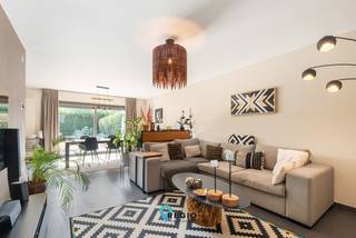 <p><br /><strong>Instapklare gezinswoning met 5 slaapkamers, zonnepanelen en rustige ligging in Landegem</strong><br />Bent u op zoek naar een <u>instapklare, energiezuinige gezinswoning</u> op een rustige locatie? Dan is deze lichtrijke woning in een kindvriendelijke wijk in Landegem precies wat u zoekt.<br />Via de inkomhal met gastentoilet komt u in de ruime leefruimte met open keuken. Dankzij de grote raampartijen geniet u hier van een overvloed aan natuurlijk licht en een mooi zicht op de zuidoostgerichte tuin. De moderne keuken is volledig uitgerust met kwalitatieve AEG-toestellen, waaronder een oven, microgolfoven, inductiekookplaat en vaatwasmachine.<br />Aansluitend bevindt zich een ruime inpandige garage met aansluitingen voor een wasmachine en droogkast en voldoende extra bergruimte.<br />Op de<strong> eerste verdieping </strong>vindt u drie volwaardige slaapkamers, een moderne badkamer met dubbel lavabomeubel, douche en ligbad, en een apart toilet.<br />De<strong> tweede verdieping </strong>biedt nog twee extra kamers die volledig naar wens kunnen worden ingericht als slaapkamer, bureau, dressing of hobbyruimte. Zo beschikt de woning over maar liefst vijf bruikbare kamers.<br />Buiten geniet u van een onderhoudsvriendelijke, zuidoostgerichte tuin met een ruim terras over de volledige breedte van de woning – de ideale plek om te ontspannen of gezellige zomeravonden door te brengen.<br />Deze woning, gebouwd in 2007, is uitstekend onderhouden en voorzien van alle hedendaagse comfort. Bovendien werd volop ingezet op duurzaamheid. De condenserende gasketel zorgt voor een efficiënte verwarming via radiatoren. Dankzij de 16 zonnepanelen en de thuisbatterij bent u bovendien helemaal klaar voor de toekomst. Een regenwaterput van 10.000 liter verlaagt het leidingwaterverbruik en een waterontharder beschermt de sanitaire installaties.<br />De woning ligt op wandelafstand van het centrum van Landegem, met winkels, scholen en openbaar vervoer binnen handbereik. Tegelijk geniet u van de rust van een verkeersluwe straat zonder doorgaand verkeer – een ideale combinatie van bereikbaarheid en wooncomfort.<br /><strong>Belangrijkste troeven</strong></p>
<ul>
<li><span>Instapklare woning uit 2007</span></li>
<li><span>5 polyvalente kamers (4 slaapkamers + bureau/dressing of 5 slaapkamers)</span></li>
<li><span>Ruime, moderne badkamer met douche en ligbad</span></li>
<li><span>2 aparte toiletten</span></li>
<li><span>Lichtrijke leefruimte met open, volledig uitgeruste keuken</span></li>
<li><span>Inpandige garage met wasruimte en extra bergruimte</span></li>
<li><span>Zuidoostgerichte tuin met ruim terras</span></li>
<li><span>EPC A – score 78</span></li>
<li><span>16 zonnepanelen en thuisbatterij</span></li>
<li><span>Regenwaterput van 10.000 liter</span></li>
<li><span>Waterontharder</span></li>
<li><span>Rustige, kindvriendelijke ligging nabij het centrum van Landegem</span></li>
</ul>
<p><strong>Interesse?</strong><br />Bent u benieuwd naar deze prachtige woning? Neem vandaag nog contact met ons op, ontvang het volledige verkoopdossier en plan meteen uw bezoek in via Lindsay@regiovastgoed.be of 0476/83.47.74. <br />Deze instapklare woning combineert ruimte, comfort, energiezuinigheid en een uitstekende ligging – een kans die u niet wilt missen.<br /> </p>