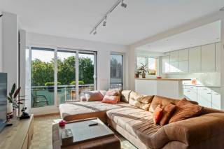 Dit verzorgd appartement is gelegen in een rustige en groene buurt. Het is gelegen nabij lokale winkels en heeft een goede verbinding met het openbaar vervoer. Het appartement beschikt over een gunstig EPC, conforme EK, mooi terras en is gelegen op de bovenste verdieping, toegankelijk via een lift. <br /><br />Bij binnenkomst stapt u binnen een ruime hal. Van hieruit stapt u binnen in een lichte en uitnodigende woonkamer, die aansluit aan de functionele keuken. Vanuit de hal hebt u ook toegang tot de twee slaapkamers, de badkamer en het gastentoilet. <br /><br />Verder geniet het appartement van een terras met een mooi, groen uitzicht. <br /><br />Als extra troef beschikt dit appartement ook over een garagebox met elektrische poort en elektriciteit. Deze is verplicht mee aan te kopen aan €28.000. <br /><br />Pluspunten <br />+ Rustige en groene woonomgeving<br />+ Nabij lokale winkels en voorzieningen<br />+ Terras met groen uitzicht<br />+ Garagebox met elektrische poort en elektriciteit<br />+ Lift<br /><br />Interesse? Aarzel niet ons te contacteren. Wij zijn bereikbaar via het nummer 03 337 50 70 of info@vbvastgoed.be.