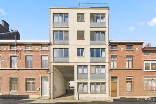 Op een uitstekende locatie, op wandelafstand van het centrum van Leuven, bevindt zich deze éénslaapkamerflat met een bewoonbare oppervlakte van 36 m² volgens EPC. De flat beschikt over een aparte slaapkamer, een badkamer en een open keuken die aansluit op de leefruimte. De flat bevindt zich aan de achterzijde van het gebouw, waardoor ze rustig gelegen is. Hoewel de flat een opfrissing kan gebruiken, biedt dit een mooie opportuniteit om het volledig naar eigen smaak en stijl in te richten.<br /><br />De ligging is zonder twijfel een van de grootste troeven: UZ Leuven bevindt zich vlakbij, openbaar vervoer is bereikbaar op slechts 150 meter en ook winkels, horeca en andere voorzieningen liggen binnen handbereik. Dankzij deze centrale en strategische locatie is de flat bijzonder geschikt voor studerende kinderen, starters of investeerders die op zoek zijn naar een interessant en vlot verhuurbaar pand in Leuven.<br /><br />Een ideale kans voor wie betaalbaar wil wonen of investeren op een topligging.<br /><br />Meer info of een bezoek: Marijke@polares.eu