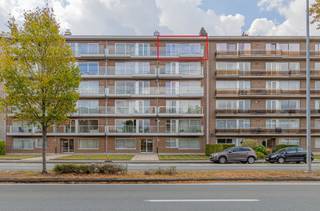 Op wandelafstand van het centrum, scholen en winkels vinden we dit instapklare en volledig gerenoveerde appartement van maar liefst 103 m². Een ideale combinatie van ruimte, comfort en een uitstekende ligging! Het appartement omvat een inkomhal, een lichtrijke leefruimte, apart toilet, praktische berging en een volledig ingerichte keuken. Verder zijn er 3 slaapkamers en maar liefst 2 terrassen, ideaal om op verschillende momenten van de dag van de buitenlucht te genieten. Het gebouw beschikt bovendien over een lift. Voor extra comfort bestaat er de mogelijkheid om een garage aan te kopen. Een ruim, verzorgd en volledig gerenoveerd appartement op een topligging in Dendermonde ideaal voor gezinnen of als interessante investering. Voor info : dirk@berno.be.