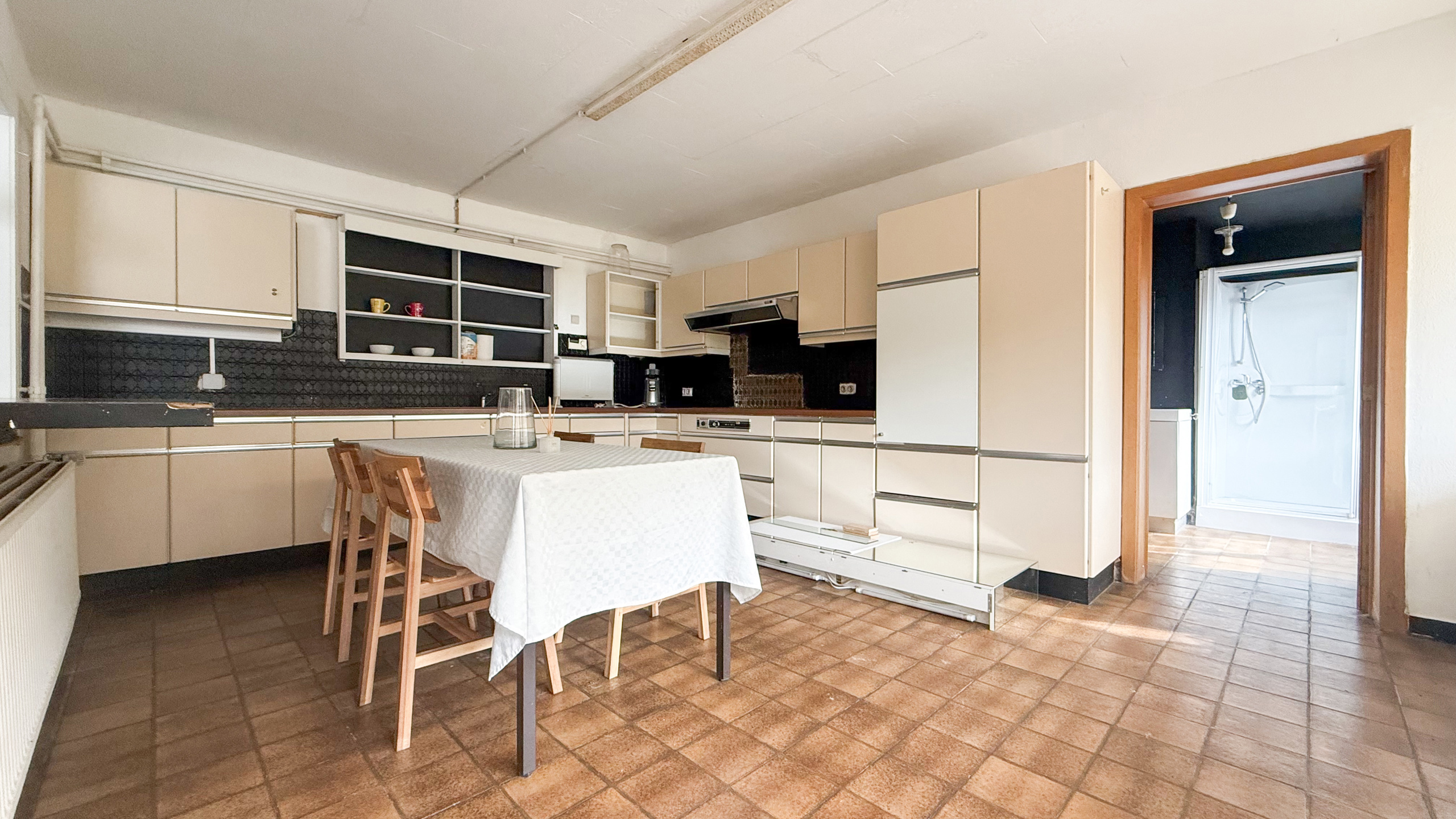 Deels gerenoveerde woning met ruime leefruimte en 3 slpkms! - foto 5