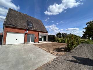 Deze alleenstaande woning met loods van 378m² is ideaal voor investering of mensen die werk wonen willen combineren. <br />De woning heeft een gunstig EPC en beschikt over 3 slaapkamers + ruime zolder.<br /><br /><strong>Indeling </strong><br />Inkomhal, living, keuken met toegang tot de tuin, garage + toilet &amp;amp; kelder <br /><u>1ste verdiep:</u> 3 volwaardige slaapkamers &amp;amp; badkamer <br />Zolder volledig geïsoleerd<br /><br /><strong>Troeven </strong>
<ul><li> Ruime parkeer plaatsen </li><li>gunstig EPC </li><li>loods van 378 + zolder ruimte +- 100m²</li><li>volledig vernieuwde elektriciteit</li><li>2 poorten 3.8 m hoog en 4 m breed  </li></ul>