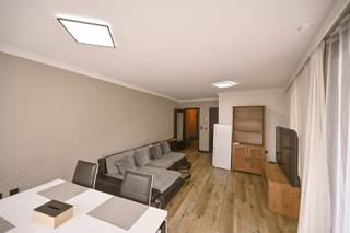 Op zoek naar een ideale investering voor vakantieverhuur of je eigen stekje aan zee?<br />Dit gelijkvloers, gemeubeld appartement ligt op een toplocatie nabij strand, park en haven. Perfect voor vakantieverhuur of om zelf heerlijk uit te waaien aan zee.<br /><br />Dit pareltje omvat een ruime inkomhal, gezellige slaapkamer, modern afgewerkte badkamer en een apart toilet. Verder vind je een lichtrijke woonkamer met twee grote raampartijen die je kan openzetten waardoor binnen en buiten naadloos in elkaar overvloeien aansluitend bevindt zich de moderne keuken, uitgerust met kwalitatieve toestellen en een berging.<br /><br />Interesse om dit centraal gelegen appartement, met uitstekend rendement en de vakantiesfeer te ontdekken?<br />Twijfel niet en maak nu uw afspraak via michiel@vastgoedvanhoye.be of 059/43.43.00