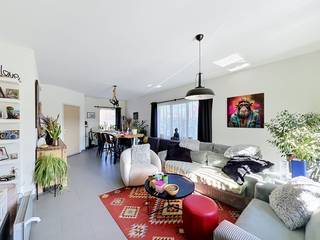 Rustig gelegen koppelwoning met ruime garage en tuin. In de nabije omgeving vindt u bakkers, slagers, horecazaken, openbaar vervoer en de Lembeekse bossen.<br /><br />Indeling :<br />inkom, woonkamer, ruime ingerichte keuken, apart toilet, garage, nachthal, 3 ruime slaapkamers, badkamer met toilet, lavabomeubel en ligbad, terras met tuin en tuinhuis<br /><br />Vrij 1/01/2027