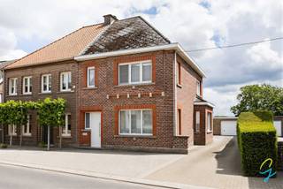 Deze te renoveren woning biedt een uitstekende kans voor wie op zoek is naar een huis met veel potentieel. Dankzij de ruime indeling en de grote tuin is dit een ideale plek om een warme thuis van te maken. De grote garage/loods biedt enorm veel potentieel.
Bij binnenkomst betreed je de inkomhal, die leidt naar een aangename leefruimte met veel lichtinval. Aansluitend bevindt zich de keuken, met toegang tot de kelder.
Tevens is er nog een wasplaats, apart toilet en de badkamer.
Op de eerste verdieping zijn er drie volwaardige slaapkamers en bureauruimte of dressing.
Buiten geniet je van een ruime tuin, perfect voor ontspanning of speelruimte. De aanwezigheid van een ruime garage/ loods en een oprit zorgen voor extra comfort en parkeergelegenheid. Gelegen in een aangename buurt, dichtbij voorzieningen en met vlotte verbindingen naar omliggende steden en gemeenten.
Graag een bezoek mail naar Els@cornelis-goeman.be