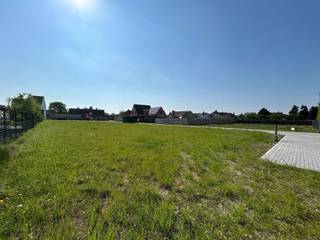 Mooi gelegen VERKAVELING voor 7 woningen. BOUWKLAAR, wegenis reeds aangelegd...